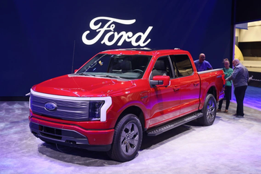 Ford tạm dừng sản xuất F-150 Lightning tới năm sau do nhu cầu xe điện thấp