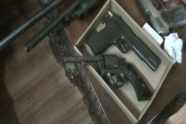 "Kho" hàng nóng trong nhà kẻ dùng súng đe dọa vợ