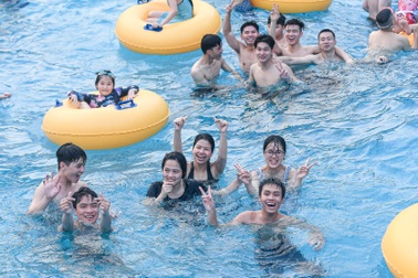 Nắng nóng gay gắt, công viên nước Hà Nội "chật như nêm" trong ngày nghỉ lễ