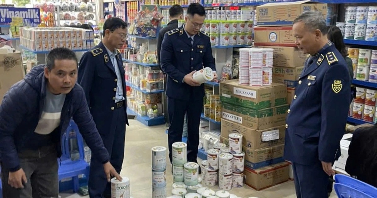 Hà Nội đột xuất kiểm tra các cơ sở kinh doanh sữa, thực phẩm chức năng