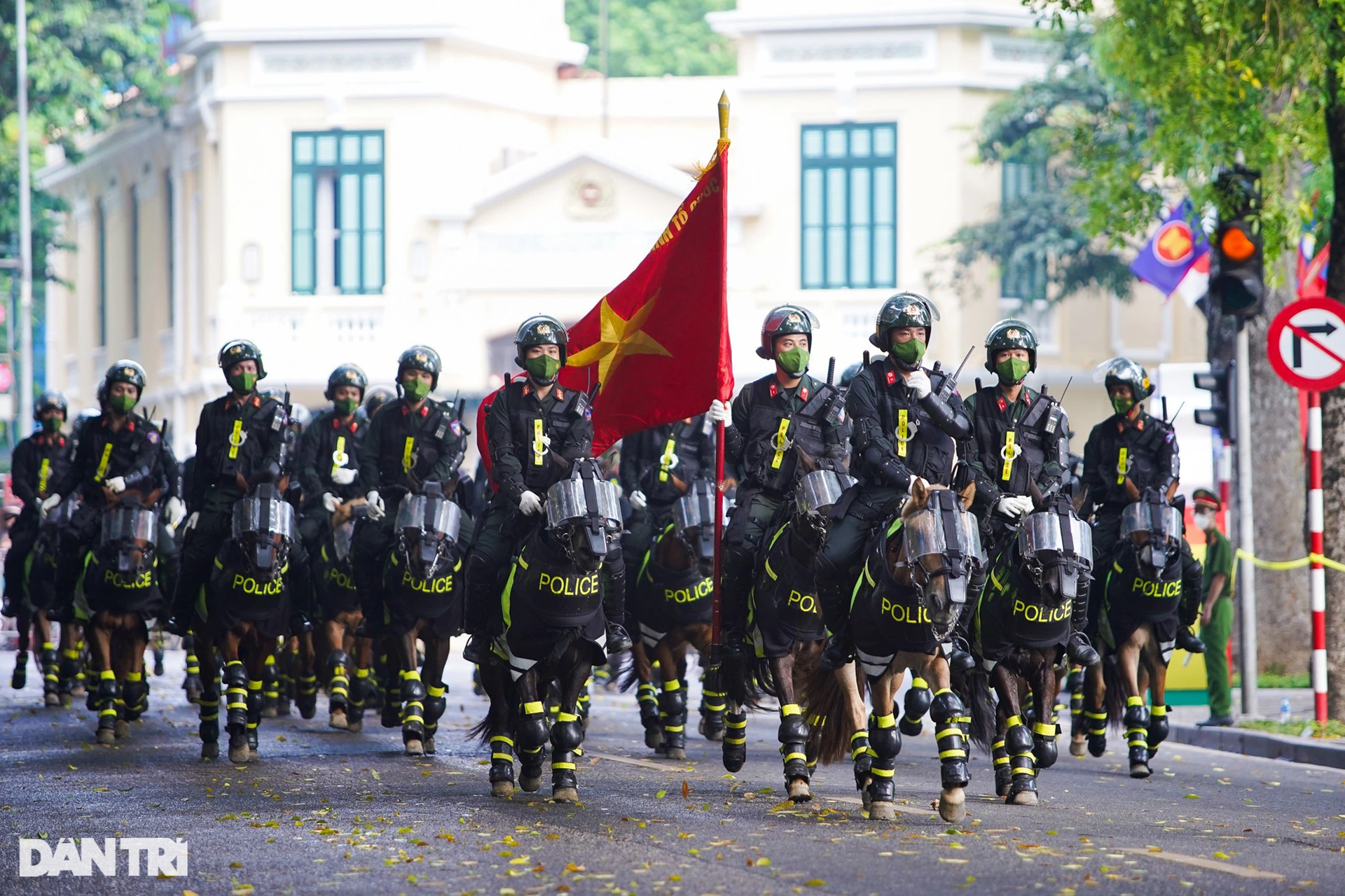 Mãn nhãn hình ảnh CSCĐ Kỵ binh diễu hành quanh phố đi bộ hồ Gươm - 17 Mãn nhãn hình ảnh CSCĐ Kỵ binh diễu hành quanh phố đi bộ hồ Gươm - 17