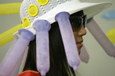 Báo động dây buộc tóc làm từ bao cao su đã sử dụng