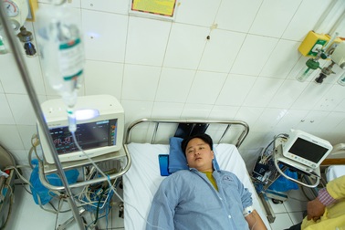 Dịch chồng dịch: Bệnh viện kê thêm giường, mỗi bác sĩ chăm 20 bệnh nhân