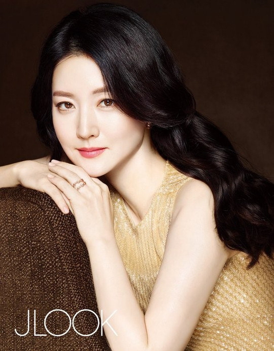 Ngưỡng mộ nhan sắc tuổi 50 của bảo vật quốc gia Lee Young Ae - 4 Ngưỡng mộ nhan sắc tuổi 50 của bảo vật quốc gia Lee Young Ae - 4