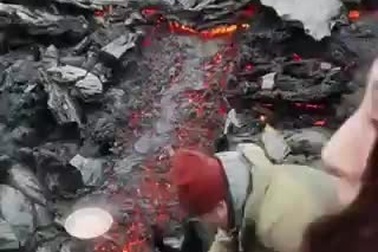 Clip nấu ăn trên dung nham núi lửa thu hút sự chú ý của dân mạng