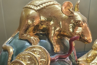 Chuột dát vàng tiền triệu, gần Tết làm mỏi tay vẫn không đủ hàng