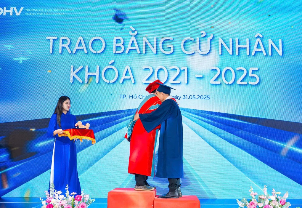 Nam sinh bật khóc nức nở trong lễ tốt nghiệp, lý do bất ngờ - 2 Nam sinh bật khóc nức nở trong lễ tốt nghiệp, lý do bất ngờ - 2