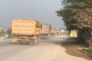 Người dân khiếp đảm với “binh đoàn xe tải” ầm ầm từ đường làng ra quốc lộ!