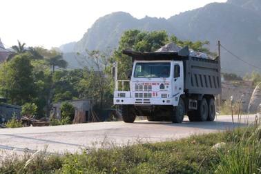 Ninh Bình: Đoàn xe “siêu tải” lao vun vút trên đường khiến người dân… khiếp sợ!