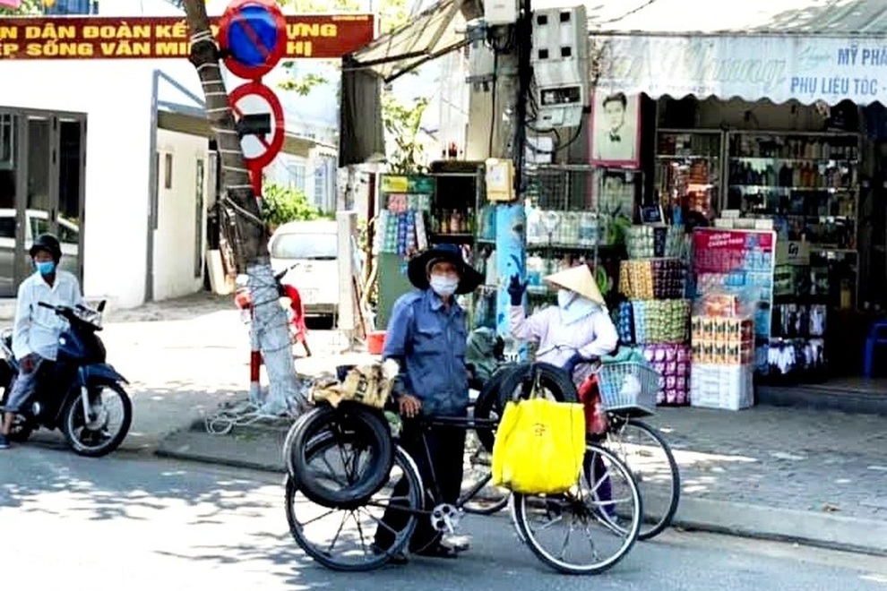 Vừa nhận được quà, người phụ nữ đi xe lăn chia bớt cho người khó khăn hơn - 2