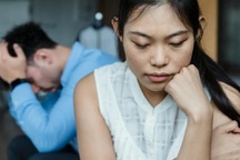 Chồng một lần "bóc bánh trả tiền", vợ ôm hận 10 năm để tôi phải trả giá đắt