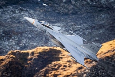 Ukraine giải thích lý do Gripen Thụy Điển tối ưu hơn "tia chớp" F-35 Mỹ