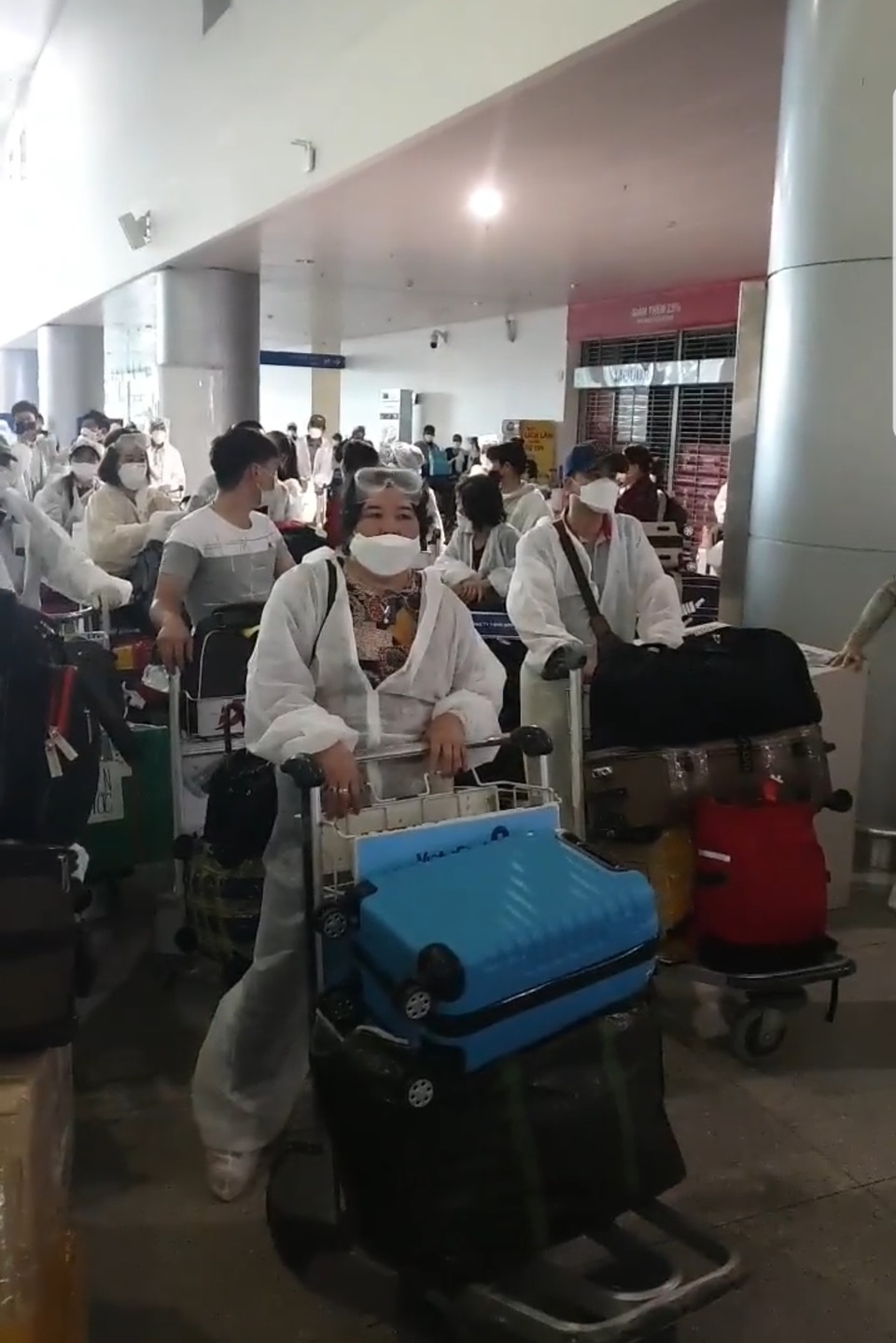 Vì sao nhóm hành khách thuộc diện cách ly Covid-19 gây “náo loạn” sân bay? - 2 Vì sao nhóm hành khách thuộc diện cách ly Covid-19 gây “náo loạn” sân bay? - 2