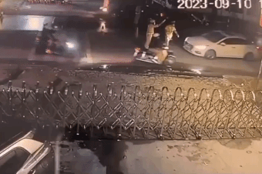 Dính nồng độ cồn kịch khung, tài xế ô tô đâm CSGT rồi bỏ chạy