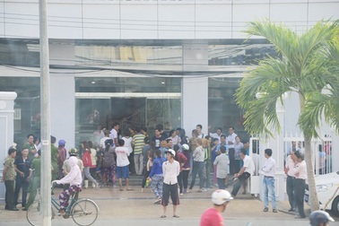 Tiểu thương “nằm vạ” trước trụ sở UBND thành phố vì lệnh cấm xe vào chợ