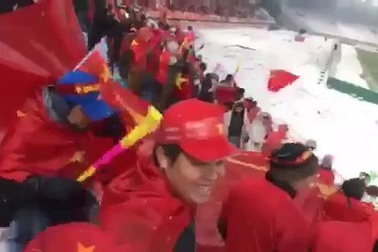 Cổ động viên Việt Nam phấn khích trước pha ghi bàn của Quang Hải trên sân vận động Thường Châu. Clip: Á hậu Thanh Tú.