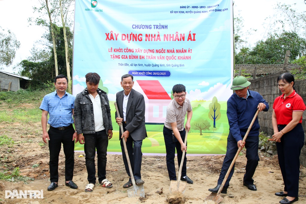 Ba đứa trẻ không bố, mẹ câm điếc được xây tặng nhà mới - 3 Ba đứa trẻ không bố, mẹ câm điếc được xây tặng nhà mới - 3