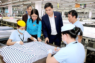 Được cử đi học tập trung có bị dừng hưởng phụ cấp chức vụ?