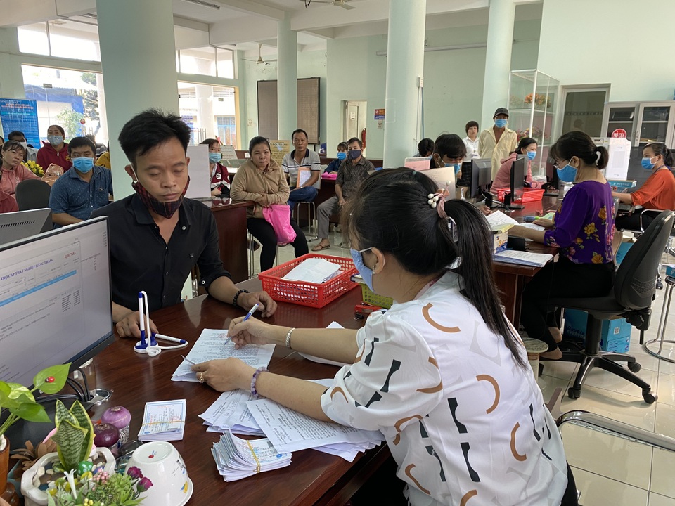 Người lao động tại Long An tấp nập đi làm thủ tục trợ cấp thất nghiệp - 8 Người lao động tại Long An tấp nập đi làm thủ tục trợ cấp thất nghiệp - 8
