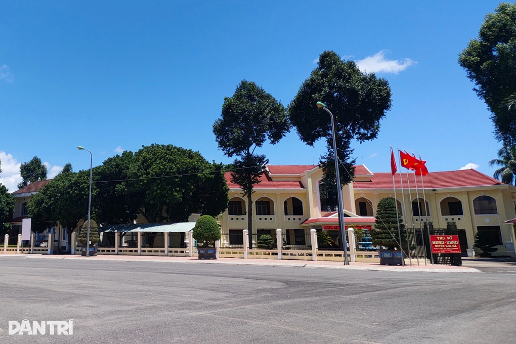 Nam thanh niên bị vây đánh bất tỉnh ngay trước trụ sở huyện - 1 Nam thanh niên bị vây đánh bất tỉnh ngay trước trụ sở huyện - 1