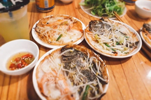 Đặc sản "lạ" chỉ có ở Huế, khách tự mua nguyên liệu, giá "rẻ bèo"