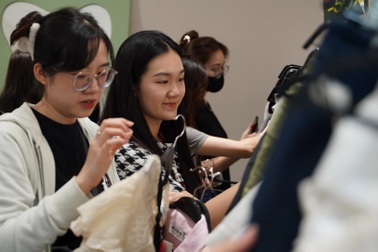 Giới trẻ TPHCM nhộn nhịp săn hàng giảm giá dịp Black Friday 2024