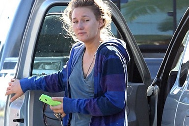 Bạn gái Paul Walker nghẹn ngào khi tới thăm gia đình bạn trai