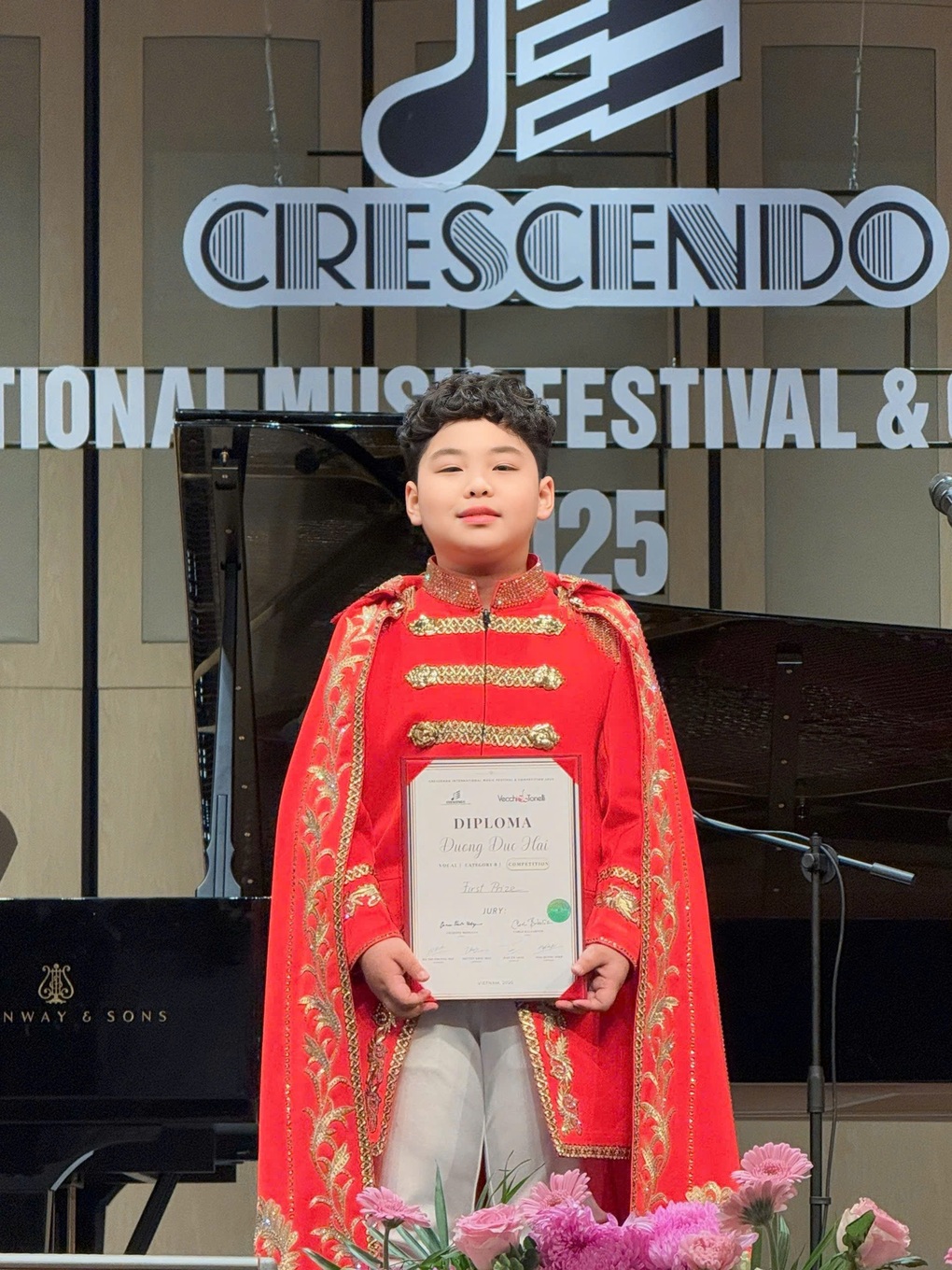 13-летняя оперная певица завоевала первую премию на конкурсе Crescendo 2025 - 1 Cậu bé 13 tuổi hát opera đoạt Giải nhất tại cuộc thi Crescendo 2025 - 1