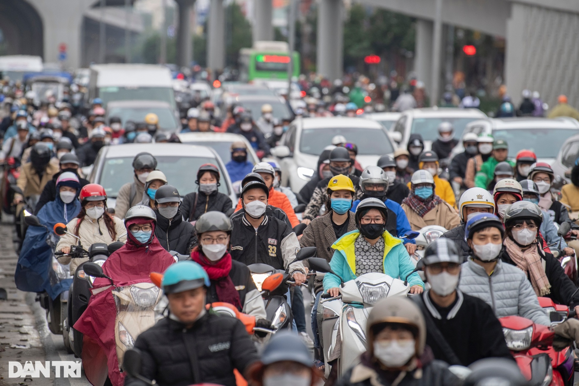 Hết nồm ẩm, người Hà Nội co ro đón không khí lạnh - 15 Hết nồm ẩm, người Hà Nội co ro đón không khí lạnh - 15