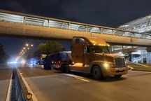 Thanh niên rơi từ cầu bộ hành ga metro, lọt xuống gầm xe đầu kéo ở TPHCM