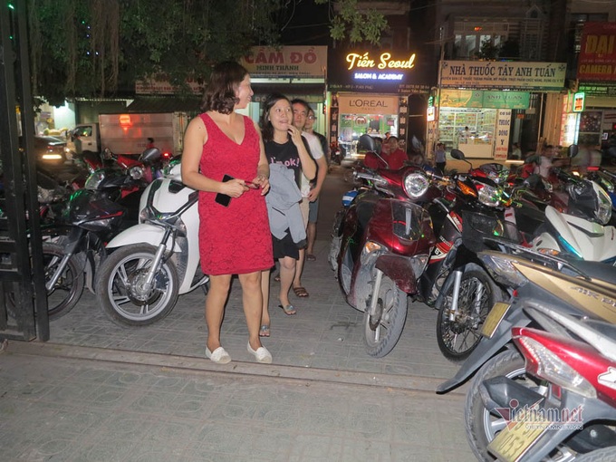 Bố mẹ Tiến Linh phải bưng bê, giữ xe giữa lúc con trai lăn lộn trên sân - Ảnh 1. Bố mẹ Tiến Linh phải bưng bê, giữ xe giữa lúc con trai lăn lộn trên sân - Ảnh 1.