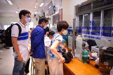 Người Hà Nội xếp hàng đi làm hộ chiếu mẫu mới