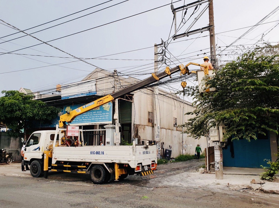 Bị phóng điện khi cẩu trụ điện, 2 người thương vong - 4 Bị phóng điện khi cẩu trụ điện, 2 người thương vong - 4