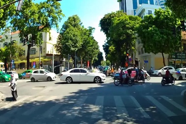 Nghênh ngang vượt đèn đỏ, cặp đôi đi xe máy bị ô tô hất văng