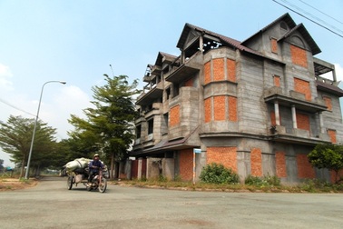 Bất động sản ở TPHCM”: Từ “hoành tráng” đến “hoang tàn” 