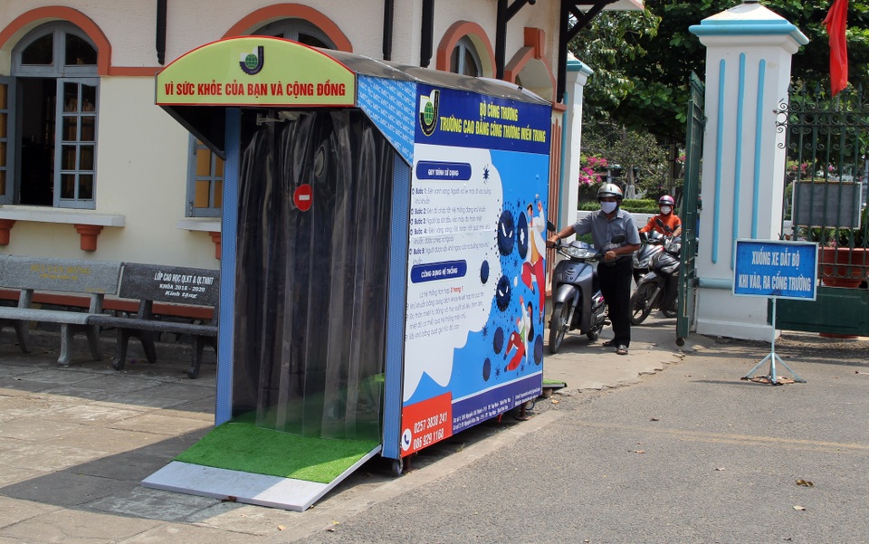 Thầy cô chế tạo buồng khử khuẩn để toàn trường sử dụng chống dịch Covid-19 - 1 Thầy cô chế tạo buồng khử khuẩn để toàn trường sử dụng chống dịch Covid-19 - 1