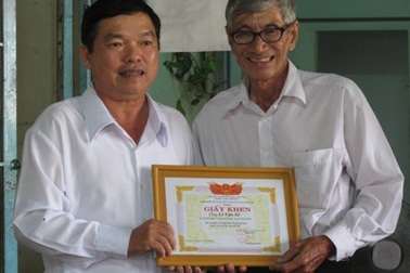 Khen thưởng đột xuất hai cử nhân U70