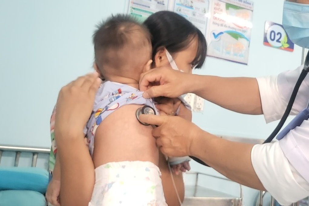 Nhiều trẻ chưa tiêm vaccine bị sởi nặng: Cha mẹ ngại chích vì sợ con bệnh - 2