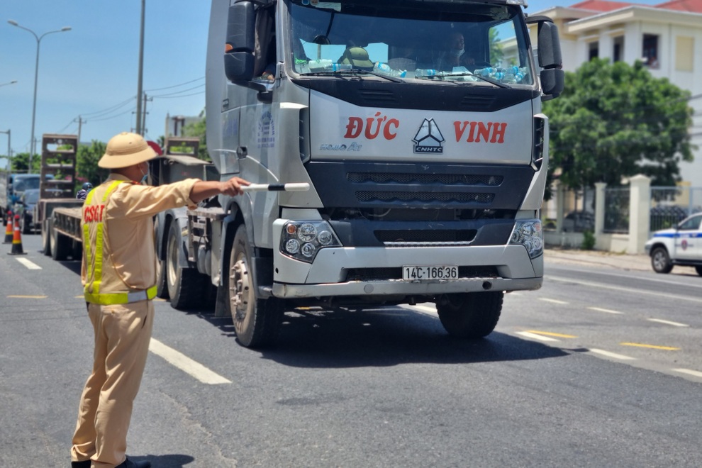 Ô tô nối đuôi nhau chờ qua chốt kiểm dịch ở cửa ngõ Đà Nẵng - 3 Ô tô nối đuôi nhau chờ qua chốt kiểm dịch ở cửa ngõ Đà Nẵng - 3