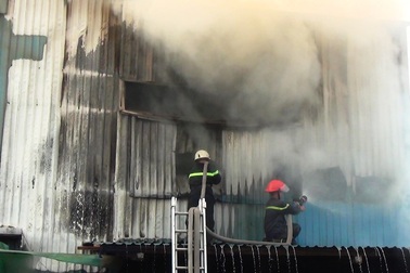 Bà hỏa "ghé thăm", xưởng loa rộng 600m2 bị thiêu rụi