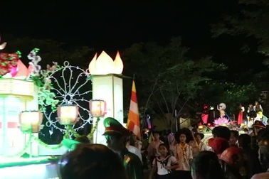 Diễu hành xe hoa mừng đại lễ Phật Đản