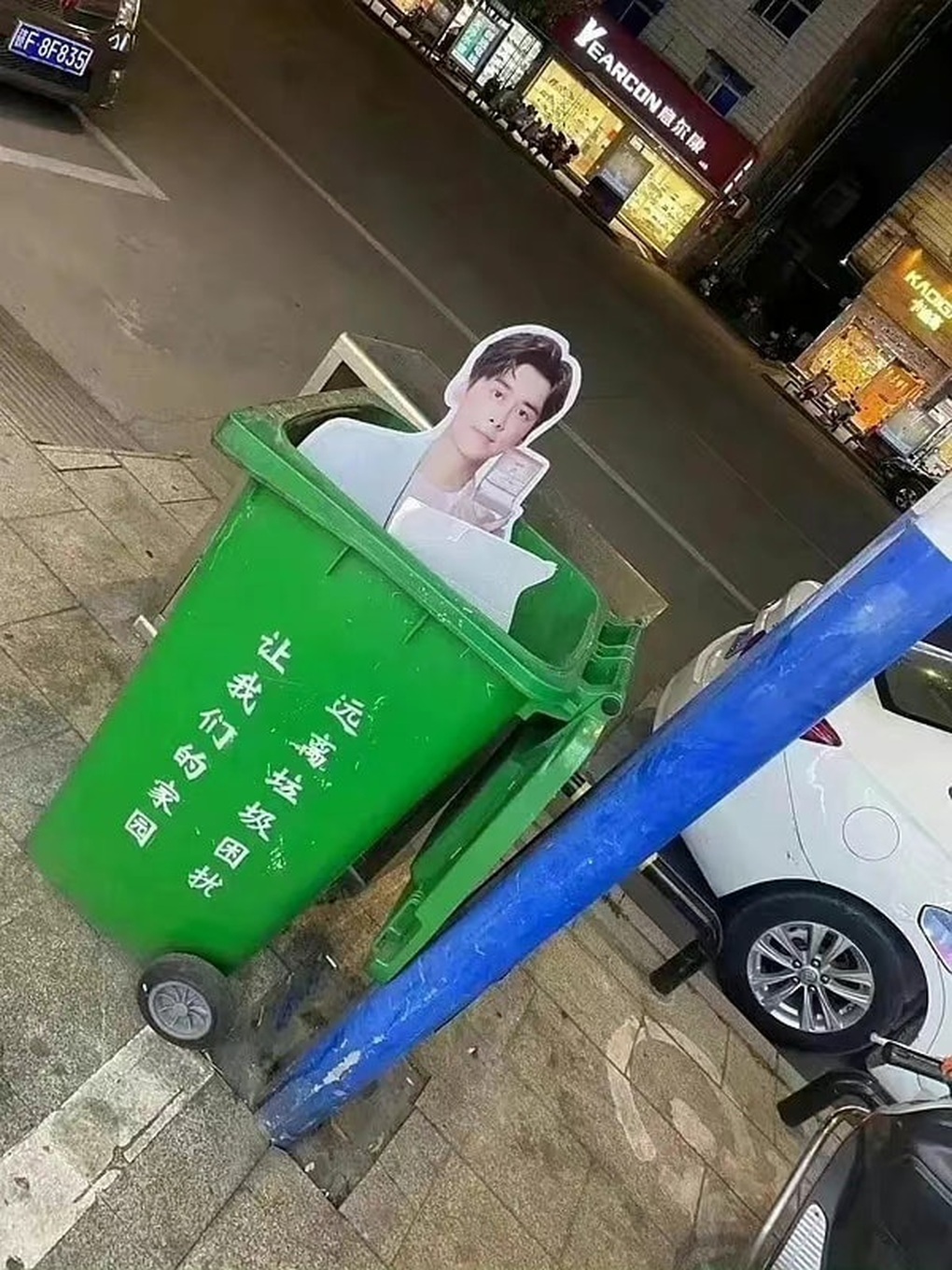 Lý Dịch Phong bị bắt vì mua dâm: Lối sống thác loạn nhấn chìm tương lai - 4 Lý Dịch Phong bị bắt vì mua dâm: Lối sống thác loạn nhấn chìm tương lai - 4