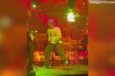 "Cậu ba" nhà Beckham chính thức theo đuổi sự nghiệp ca hát