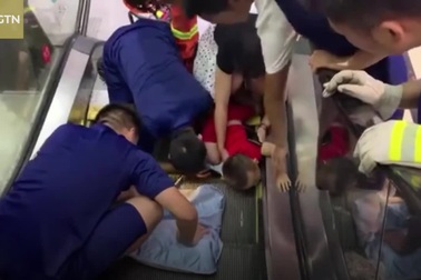 Sốc clip em bé gặp tai nạn khi đi thang cuốn