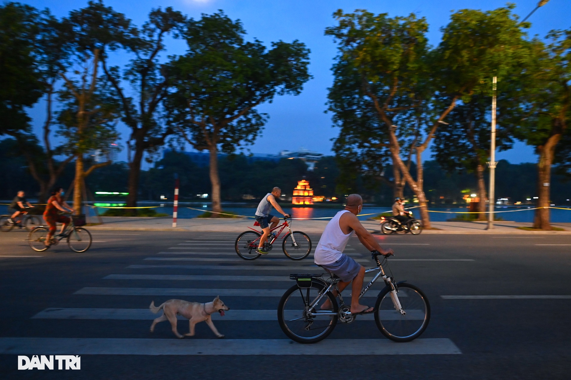 Phớt lờ quy định phòng dịch, người dân đổ ra hồ Gươm tập thể dục sáng - 1 Phớt lờ quy định phòng dịch, người dân đổ ra hồ Gươm tập thể dục sáng - 1