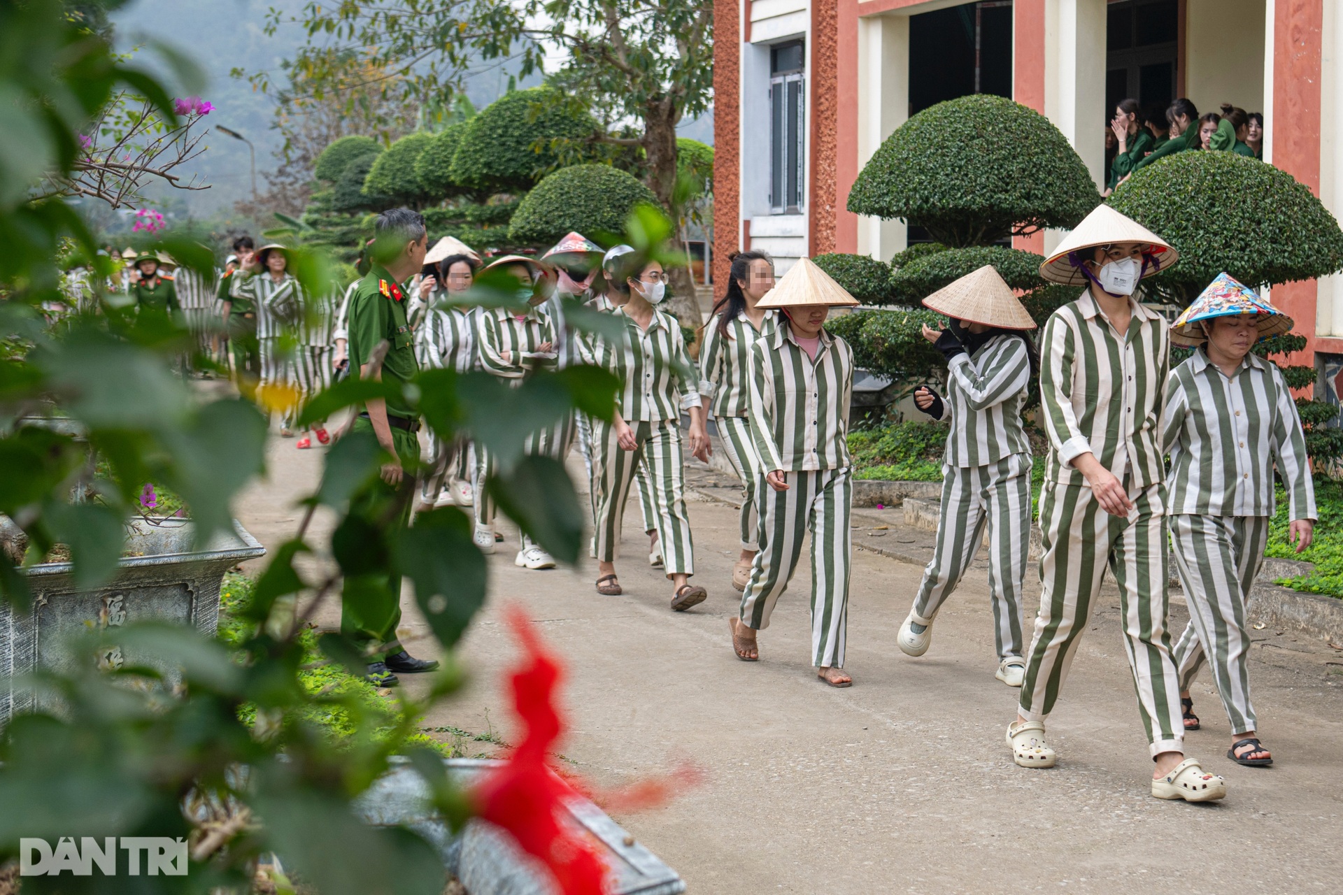 Nữ phạm nhân khóc nức nở, khát khao hoàn lương trở về với gia đình - 3 Nữ phạm nhân khóc nức nở, khát khao hoàn lương trở về với gia đình - 3