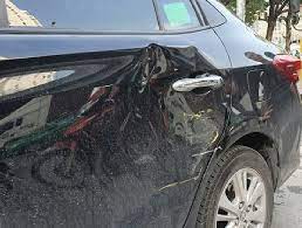 Trẻ tăng động đập móp ô tô, bố mẹ có phải chịu trách nhiệm thay? - 1 Trẻ tăng động đập móp ô tô, bố mẹ có phải chịu trách nhiệm thay? - 1