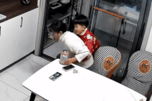 Mẹ nghẹt thở do hóc quả nho và phản ứng bất ngờ của cậu con trai 10 tuổi