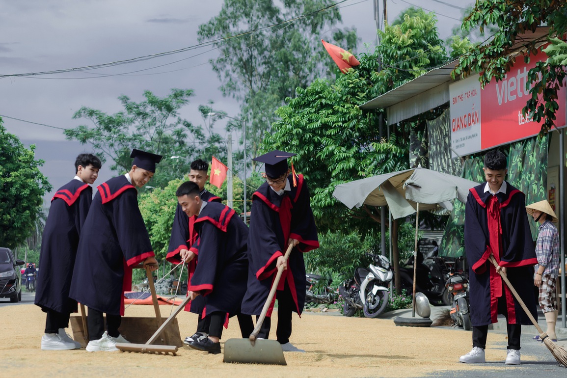 Bức ảnh kỷ yếu gây sốt vì một khoảnh khắc... ngoài kịch bản - 7 Bức ảnh kỷ yếu gây sốt vì một khoảnh khắc... ngoài kịch bản - 7
