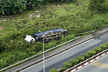 Xe đầu kéo container lao xuống bãi cỏ trên đường dẫn cao tốc ở TPHCM